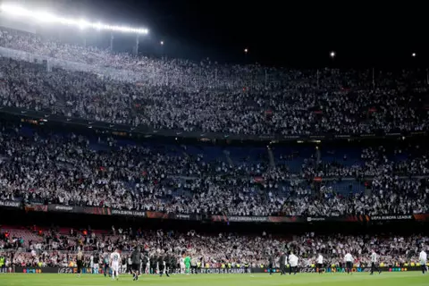 لعدم تكرار مشهد 2022.. إجراء استثنائي من برشلونة قبل مواجهة آينتراخت فرانكفورت